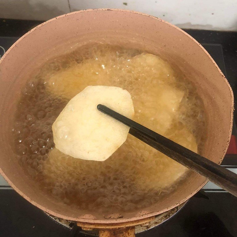 Khoai môn thái lát đã được chiên sơ