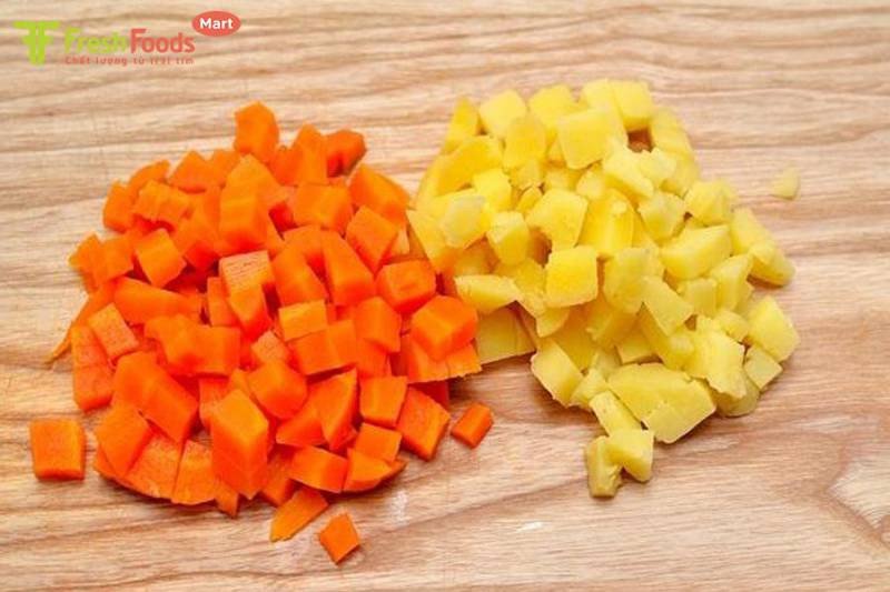 Khoai tây, cà rốt đã sơ chế sẵn sàng cho món xương bò hầm bánh mì đậm đà