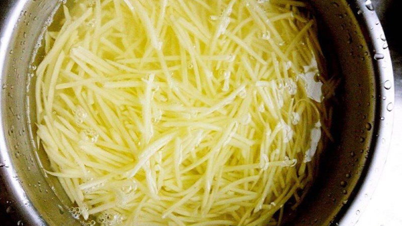 Khoai tây được ngâm trong nước muối và giấm để giữ màu trắng và độ giòn tự nhiên