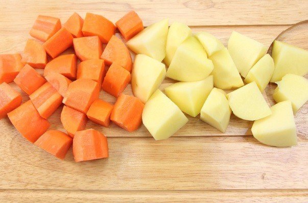 Khoai tây và cà rốt đã gọt vỏ, thái miếng để nấu canh