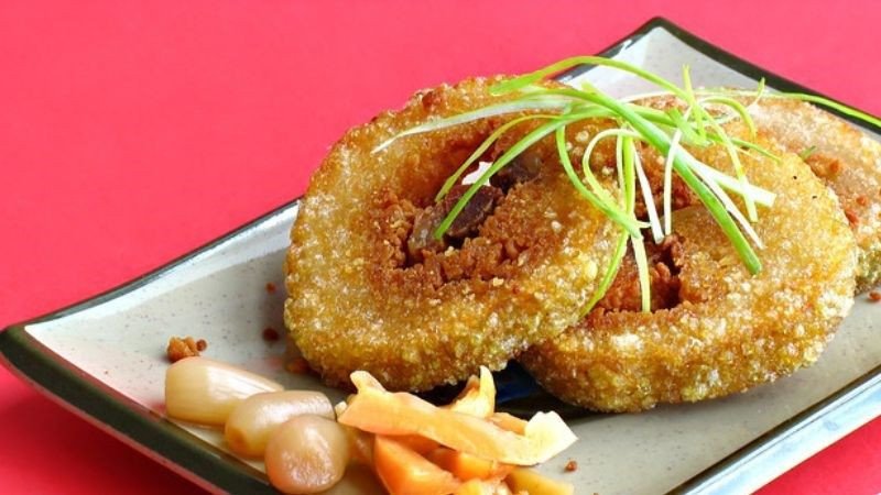 Khoanh bánh tét được chiên vàng giòn hấp dẫn, một lựa chọn ngon miệng nhưng có hàm lượng calo cao