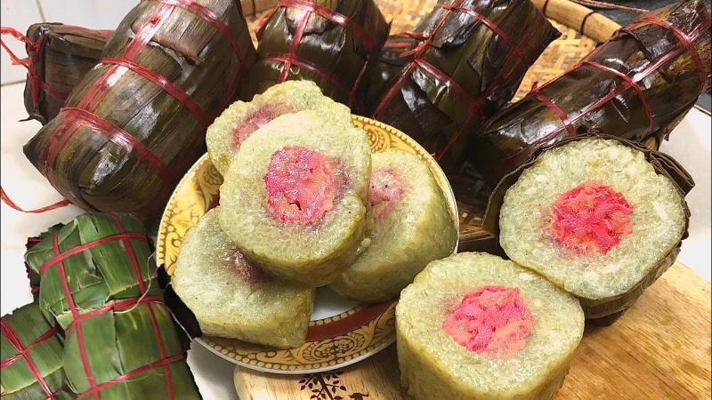 Khoanh bánh tét nhân chuối vàng óng, thơm ngon, một lựa chọn bánh tét nhân ngọt phổ biến.