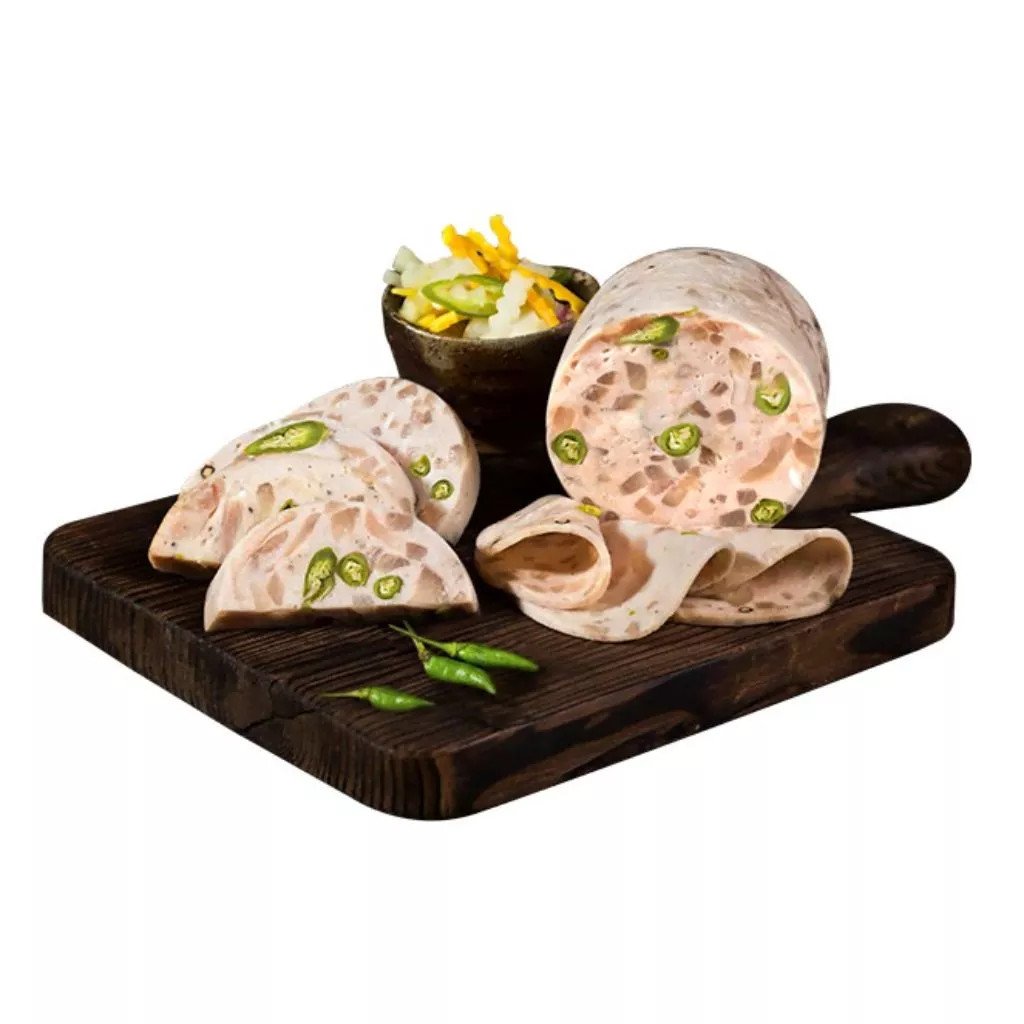 Khoanh chả lụa ớt xiêm xanh với lớp vỏ ngoài mịn màng, sẵn sàng chế biến.