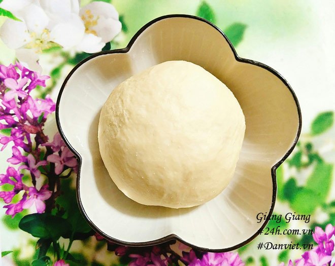 Khối bột bánh quẩy sau khi nhào mịn và chuẩn bị ủ nở