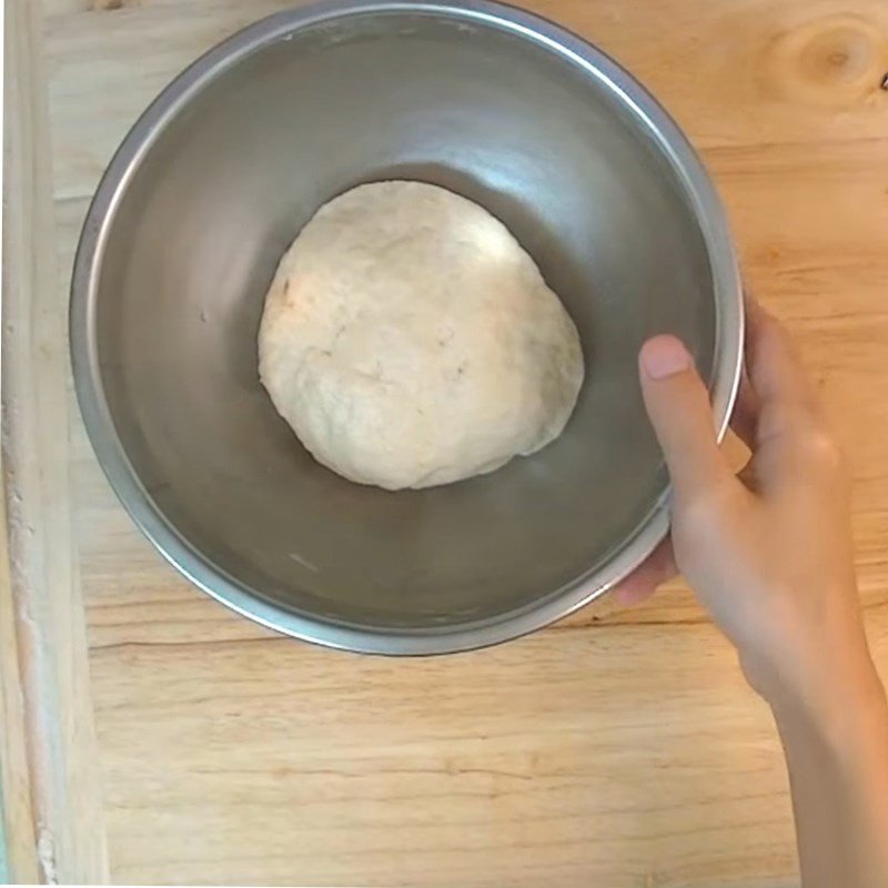 Khối bột đã nở sau thời gian ủ, sẵn sàng cho công đoạn tạo hình bánh bao.