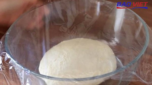 Khối bột mì đa dụng đã ủ nở phồng gấp đôi, sẵn sàng cho công đoạn tạo hình bánh bao chay