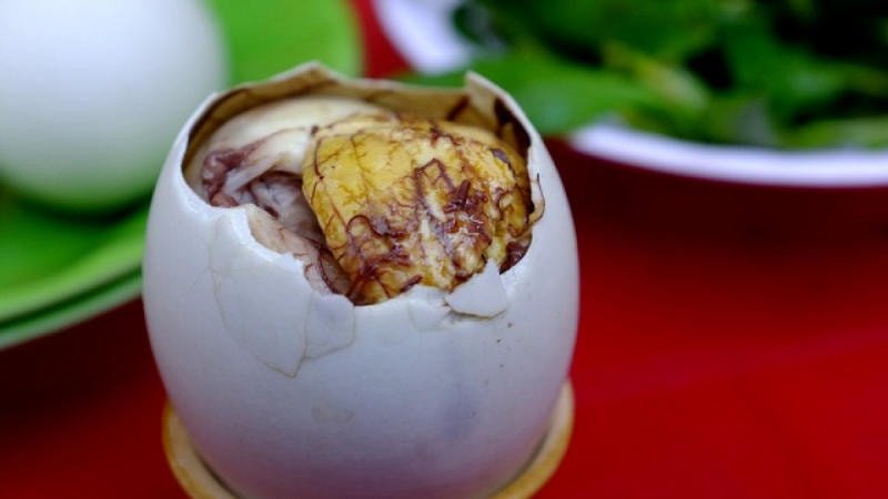 Không ăn lại trứng vịt lộn đã để qua đêm để đảm bảo an toàn vệ sinh