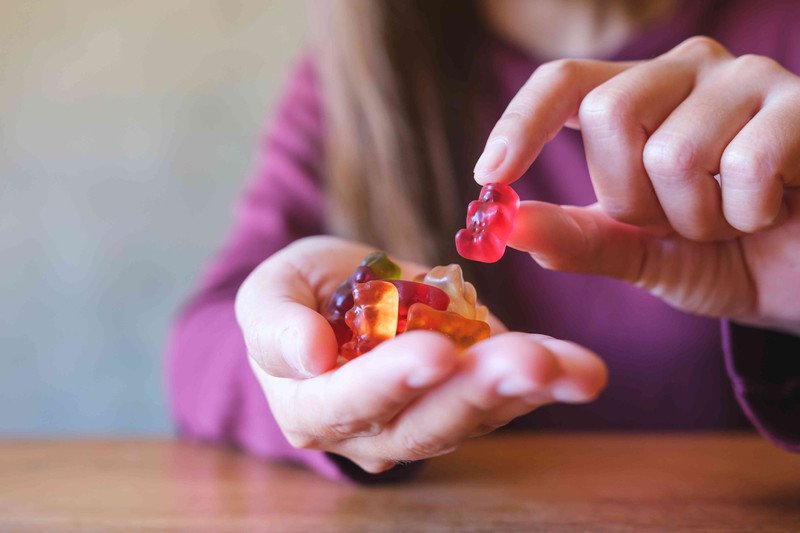 Không nên ăn kẹo dẻo quá nhiều vì có thể gây tăng cân nếu không kiểm soát lượng calo