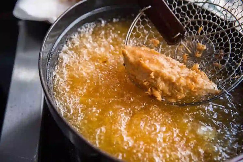 Không nên dùng dầu chiên đi chiên lại nhiều lần