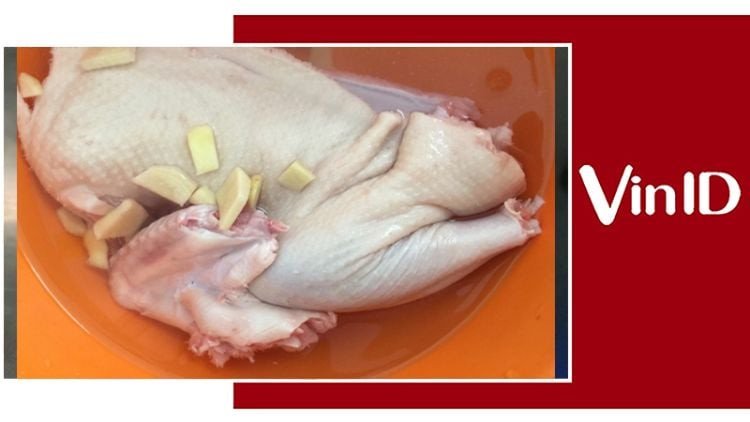 Khử mùi hôi của thịt vịt bằng hỗn hợp gừng và rượu trắng cho món bún măng vịt