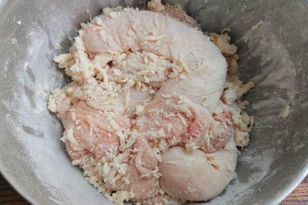 Khử mùi hôi lòng già bằng bột mì và chanh khi xào dưa