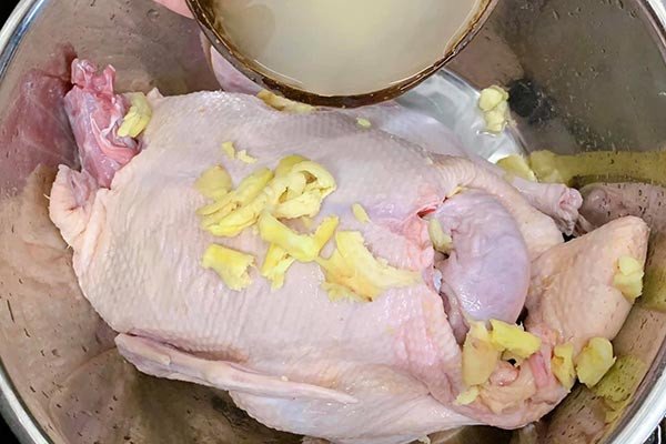 Khử mùi vịt bằng gừng và muối