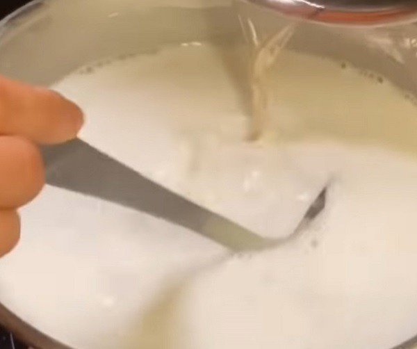 Khuấy đều bột và nước vôi trong