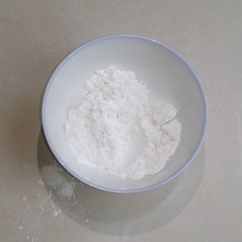 Khuấy đều chè nếp cẩm để tạo độ sánh mịn