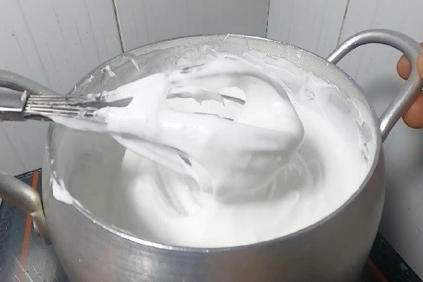 Khuấy đều hỗn hợp bột gạo làm vỏ bánh giò dẻo mịn