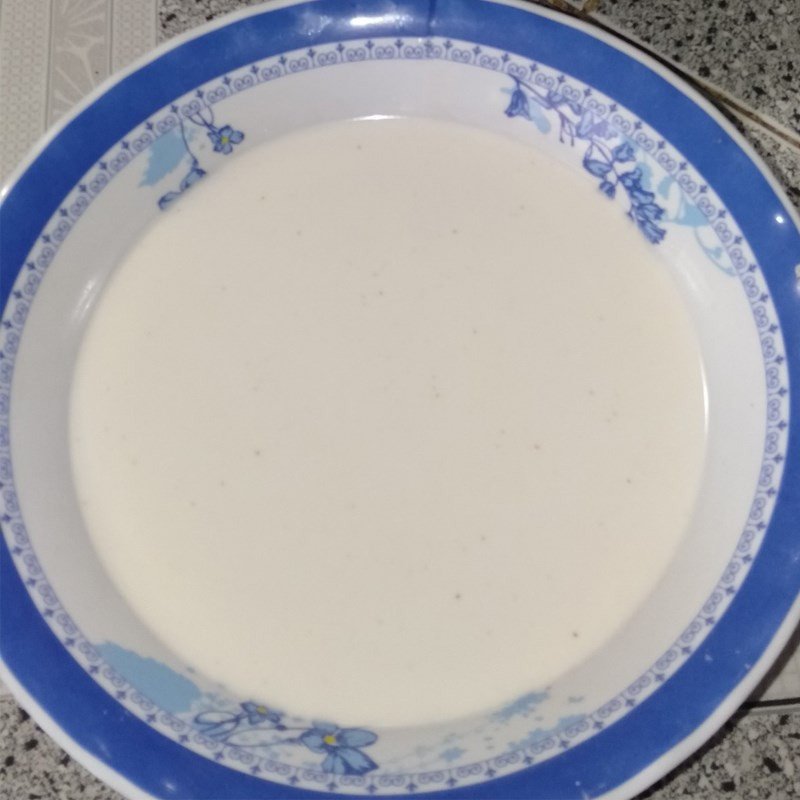 Khuấy đều hỗn hợp bột làm bánh bèo ngọt