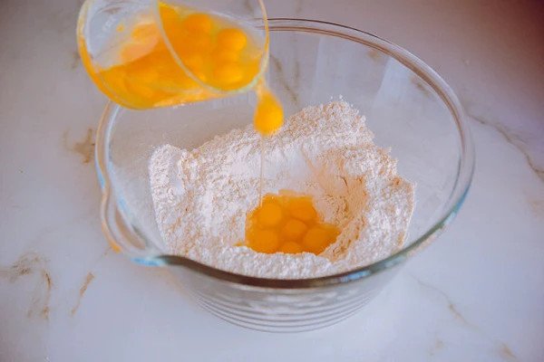 Khuấy đều hỗn hợp bột làm bánh rán Doremon
