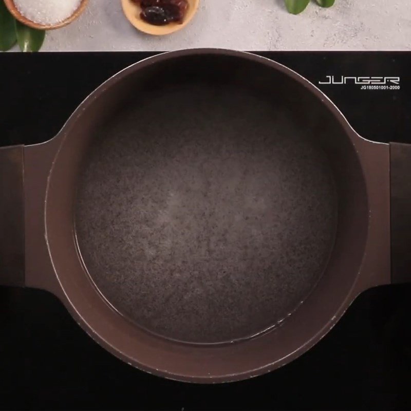 Khuấy đều hỗn hợp bột rau câu để làm sợi cho chè nhãn nhục đường phèn