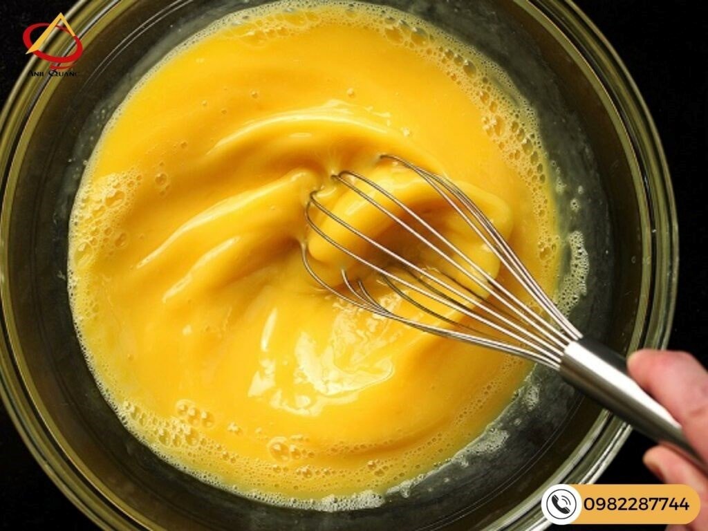 Khuấy đều hỗn hợp trứng và lòng đỏ làm bánh flan nướng
