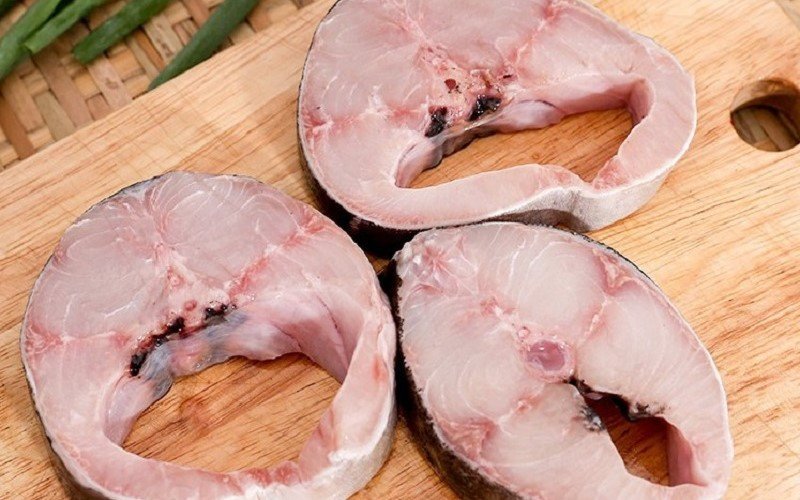 Khúc cá bóp tươi ngon được cắt đều, tẩm ướp gia vị cho món lẩu