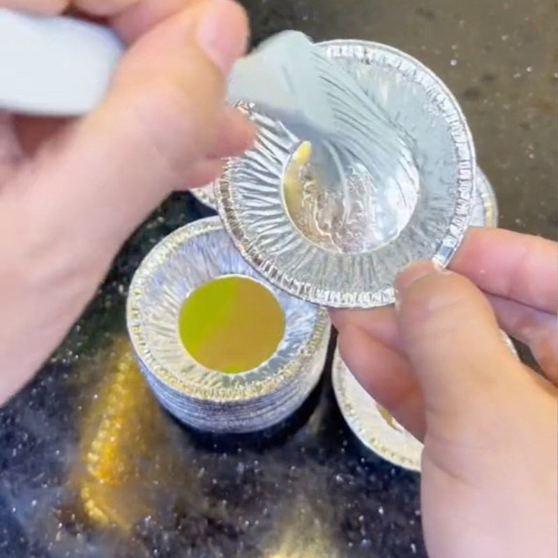Khuôn giấy bạc được thoa dầu chuẩn bị cho bánh phô mai dẻo