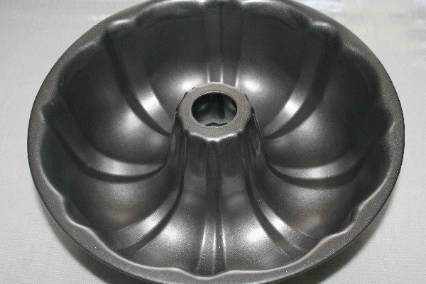 Khuôn nướng bánh bò rễ tre đã được làm nóng chuẩn bị cho bột