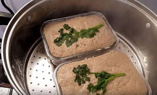 Khuôn pate thịt lợn đang được hấp chín tới