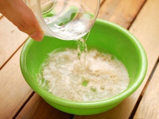 Kích hoạt men nở là bước khởi đầu quan trọng để có bánh mì que ngon