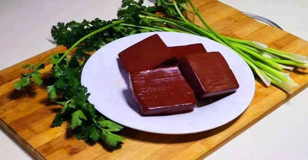 Kiểm soát cân nặng khi ăn tiết lợn luộc, chú ý đến lượng calo trong khẩu phần ăn