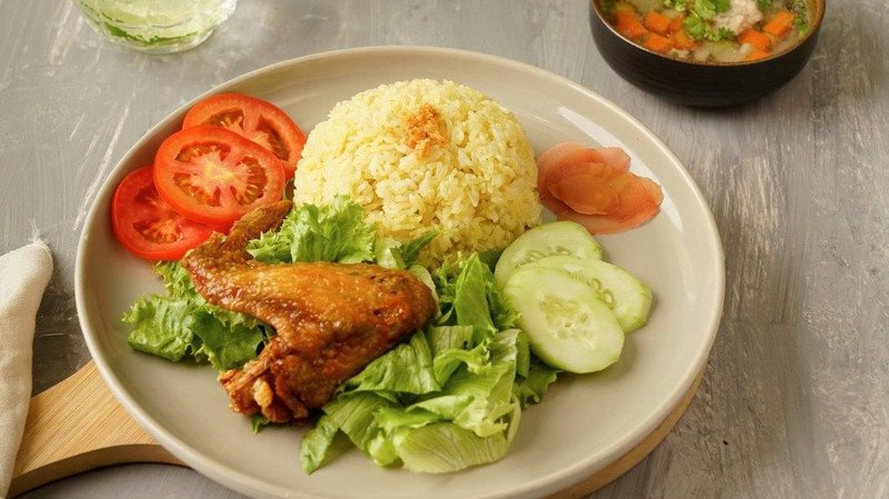 Kiểm soát khẩu phần ăn cơm gà chiên hàng ngày