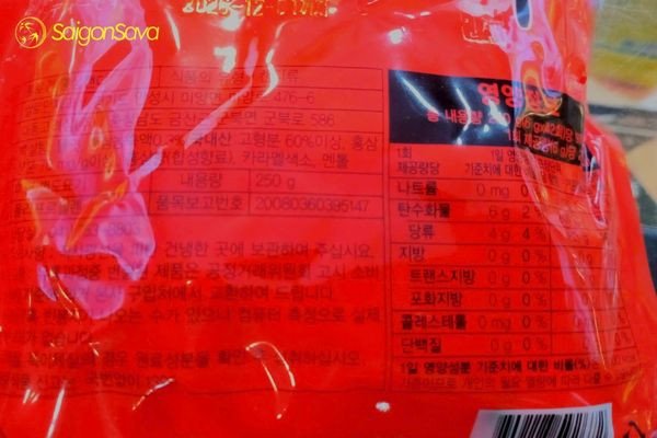 Kiểm tra bao bì sản phẩm kẹo sâm trước khi mua.