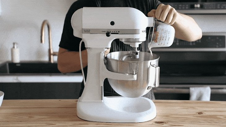 Kiểm tra bột bánh hamburger sau khi nhào