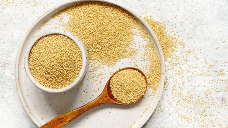 Kiểm tra kỹ hạt rau dền để đảm bảo chất lượng