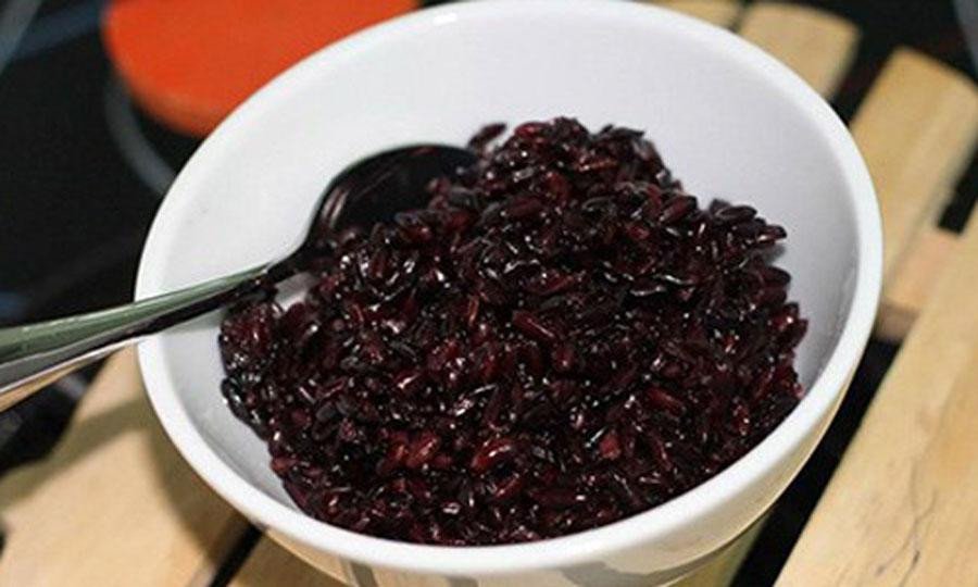Kiểm tra rượu nếp cẩm đã ủ