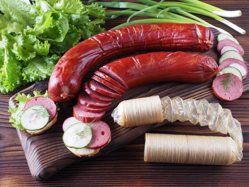 Kiểm tra thông tin trên bao bì xúc xích, đảm bảo an toàn thực phẩm