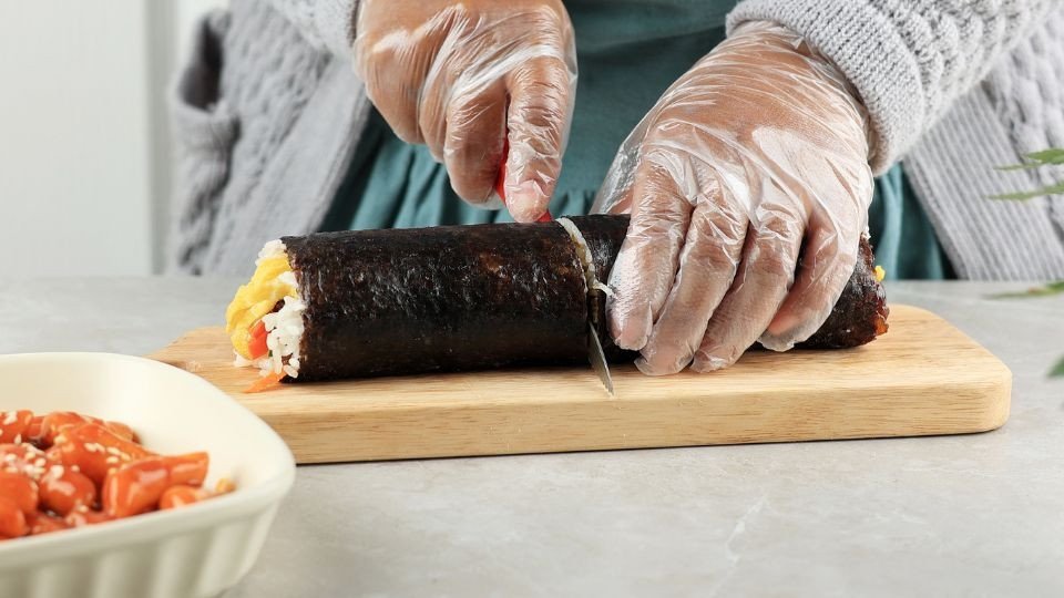 Kimbap đã cắt khoanh và bày trí đẹp mắt, sẵn sàng thưởng thức