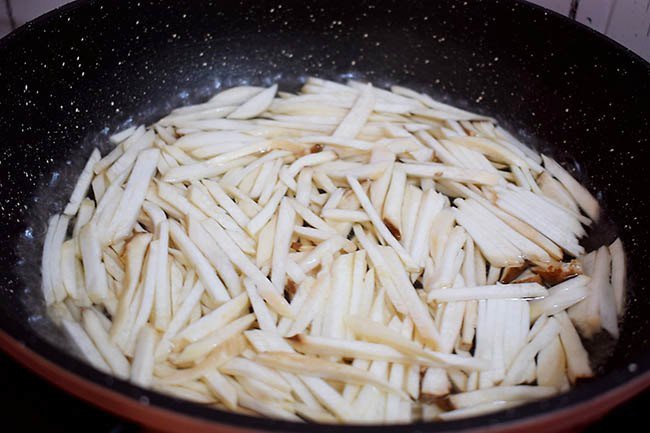 Kỹ thuật chần nấm đùi gà giúp giữ độ giòn dai cho món xào