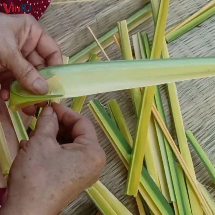 Kỹ thuật cuộn lá dừa để gói bánh lá dừa truyền thống