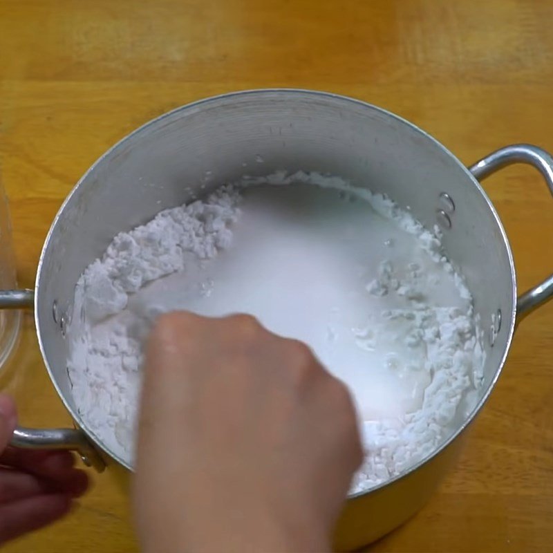 Kỹ thuật khuấy bột làm bánh bột lọc trên bếp