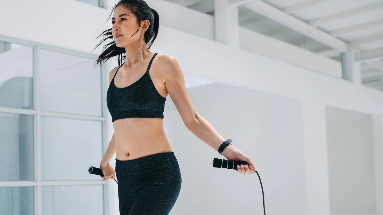 Kỹ thuật nhảy dây đúng cách với cổ tay linh hoạt giúp đốt cháy nhiều calo