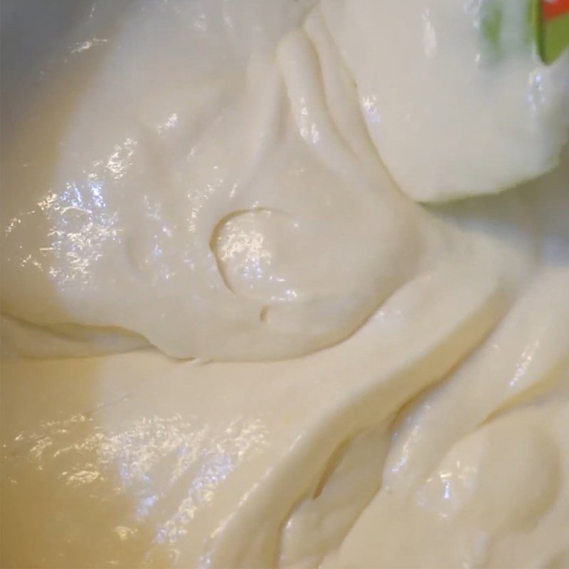 Kỹ thuật trộn fold kem whipping vào hỗn hợp cream cheese, giữ độ xốp cho mousse chanh dây