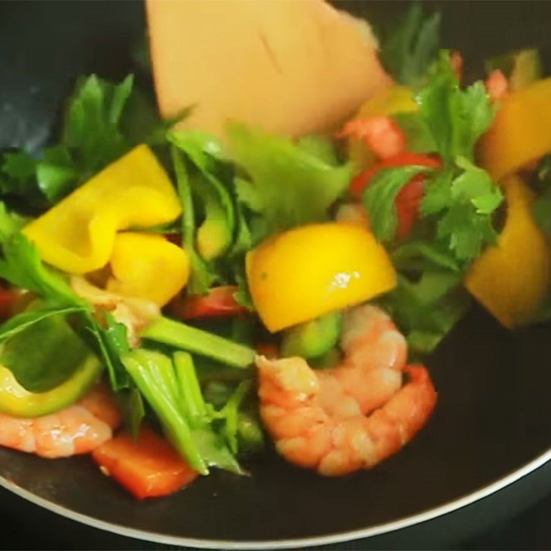 Kỹ thuật xào ớt chuông với tôm giữ độ giòn