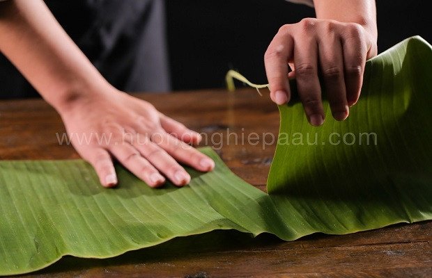 lá chuối được chia thành từng miếng nhỏ