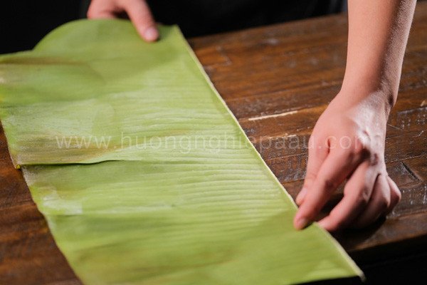 Lá chuối tươi được lau sạch để lót khuôn hấp bánh khoai mì