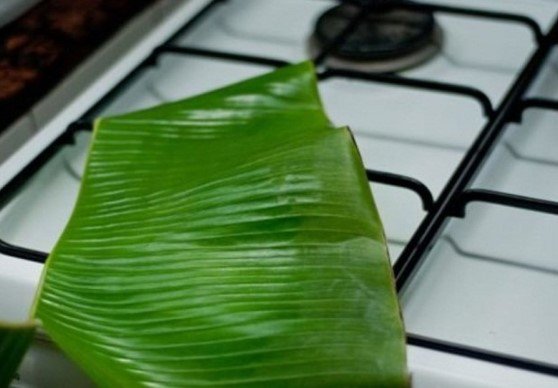 Lá chuối tươi xanh dùng để gói bánh bột lọc truyền thống