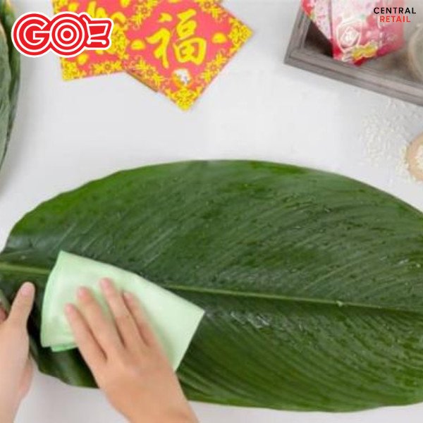 Lá dong xanh tươi đã được rửa sạch và cắt tỉa, sẵn sàng cho việc gói bánh chưng ngày tết.