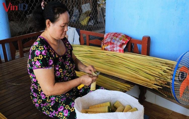 Lá dừa nước tươi xanh chuẩn bị cho việc gói bánh lá dừa