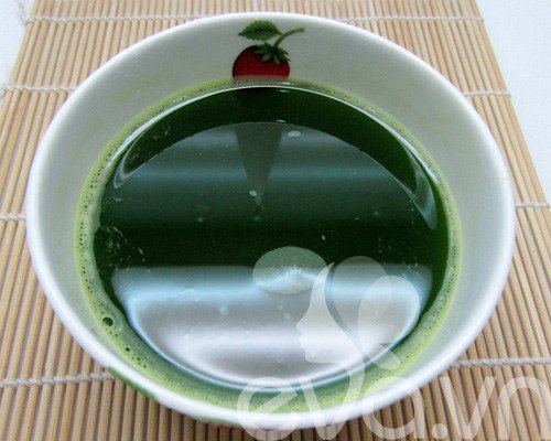 Lá dứa tươi cắt nhỏ chuẩn bị xay lấy nước cốt để nấu cháo lá dứa