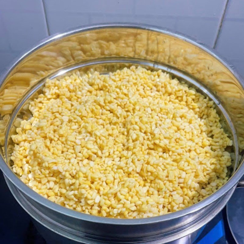 Lá dứa tươi được cắt nhỏ để xay lấy nước cốt, bước quan trọng cho bánh da lợn thơm ngon
