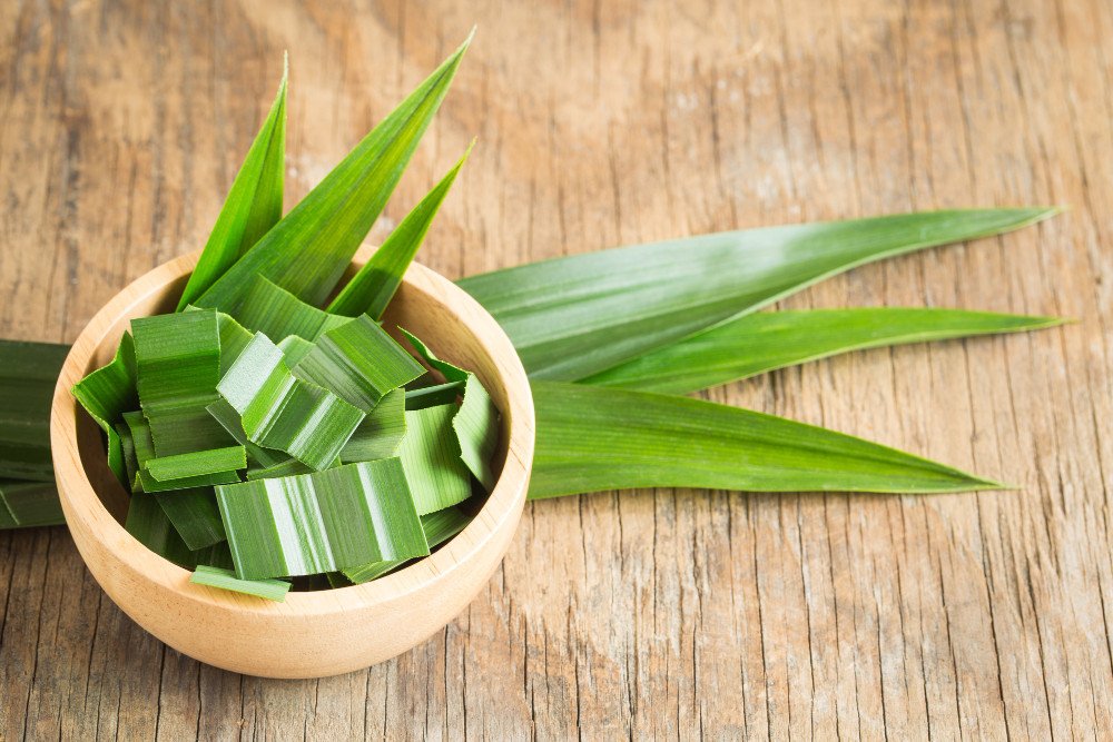 Lá dứa xanh tươi đã được rửa sạch để tăng hương thơm cho món xôi gấc